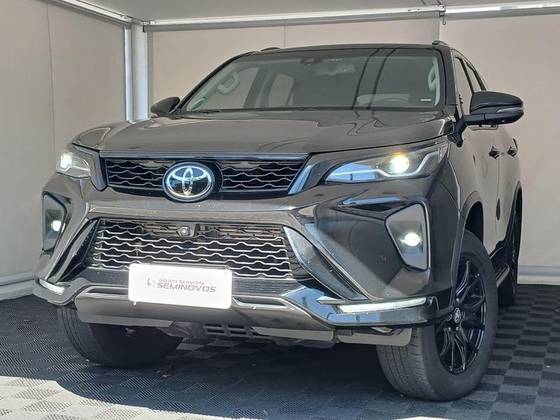 TOYOTA HILUX SW4 2.8 D-4D TURBO DIESEL SRX PLATINUM 7L 4X4 AUTOMÁTICO